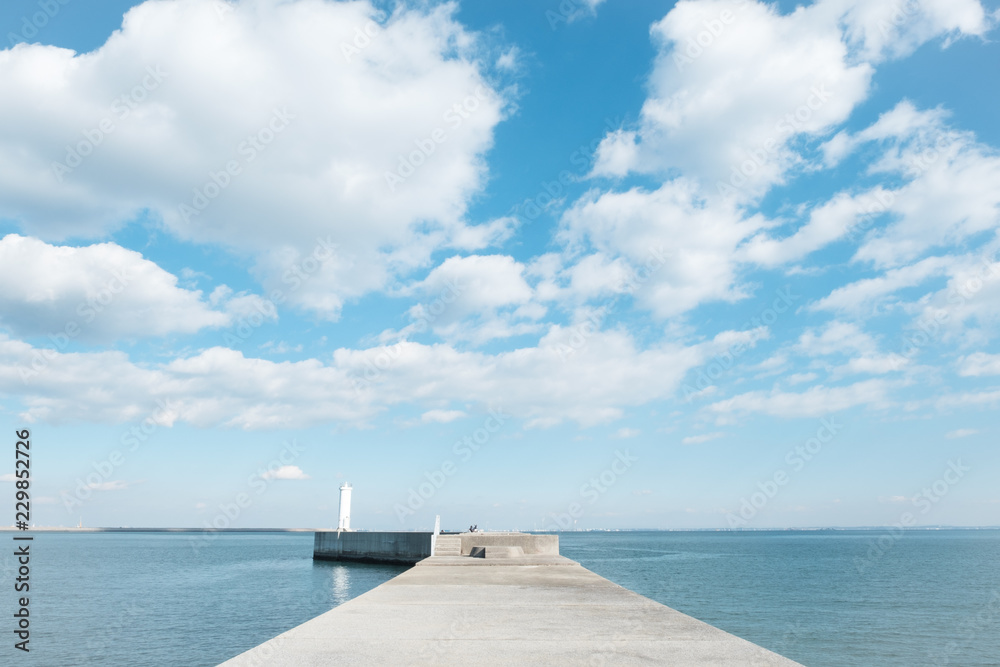 三重県吉崎海岸の灯台と青空