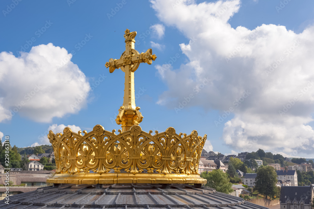 coupole de la basilique Notre-Dame du Rosaire surmontée d'une couronne ...