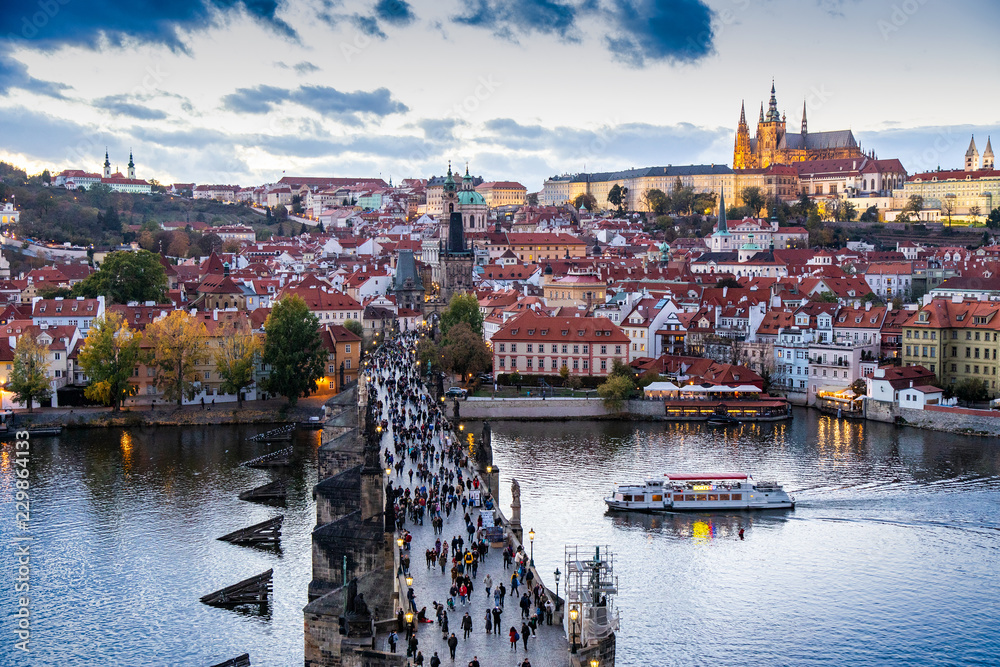 Obraz premium Most Karola na rzece Wełtawie, Małe Miasto (UNESCO), Zamek Praski, Praga, Czechy