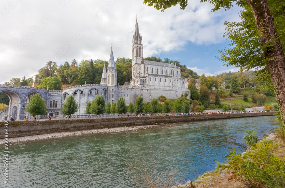 Basilique Notre-Dame-du-Rosaire sur les bords du Gave de Pau, Lourdes 