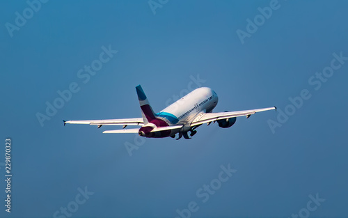 Obraz na płótnie Verkehrsflugzeug nach dem start w salonie