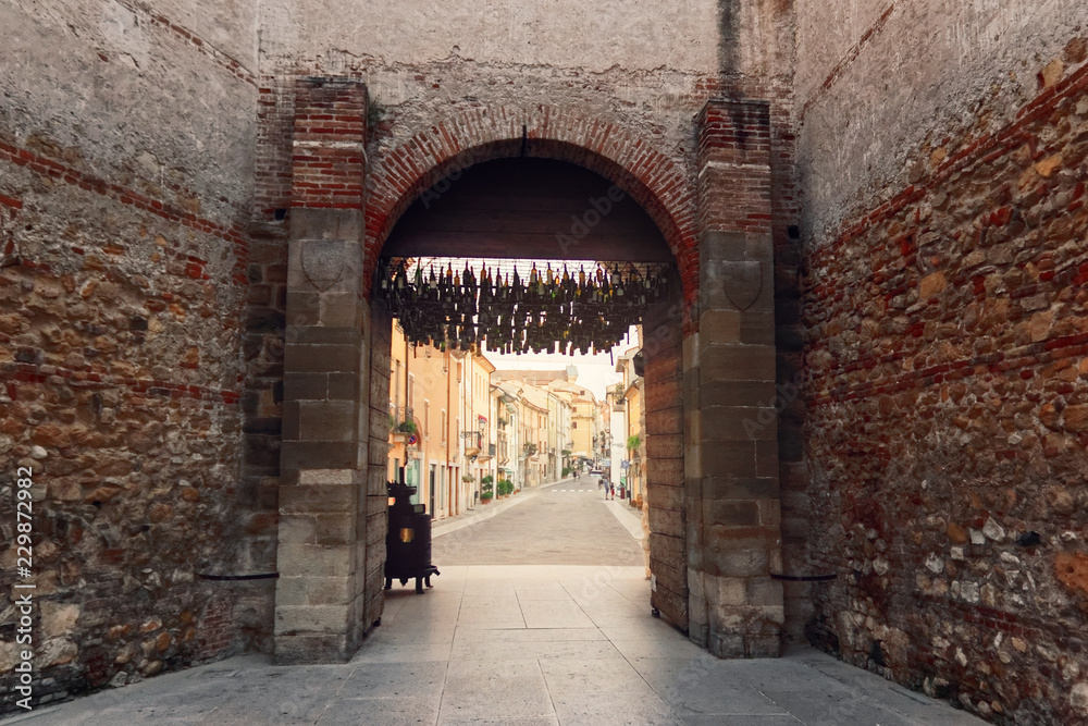 Φωτογραφία Soave, Italy-August 4, 2018: The castle of Soave, is one of the most valuable fortifications in the Veneto region