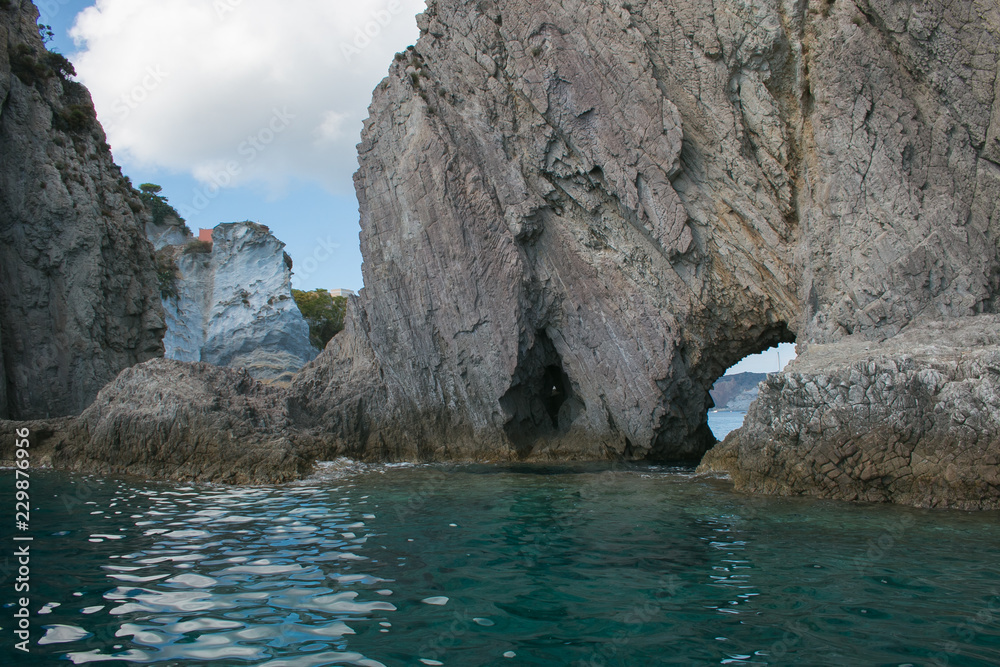 Piccola grotta all'interno di uno scoglio nell'isola di Ponza