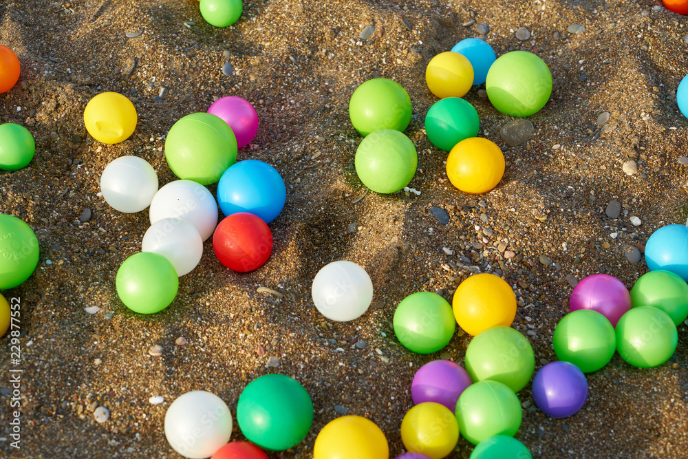 Obraz premium colored balls sprinkled on the beach