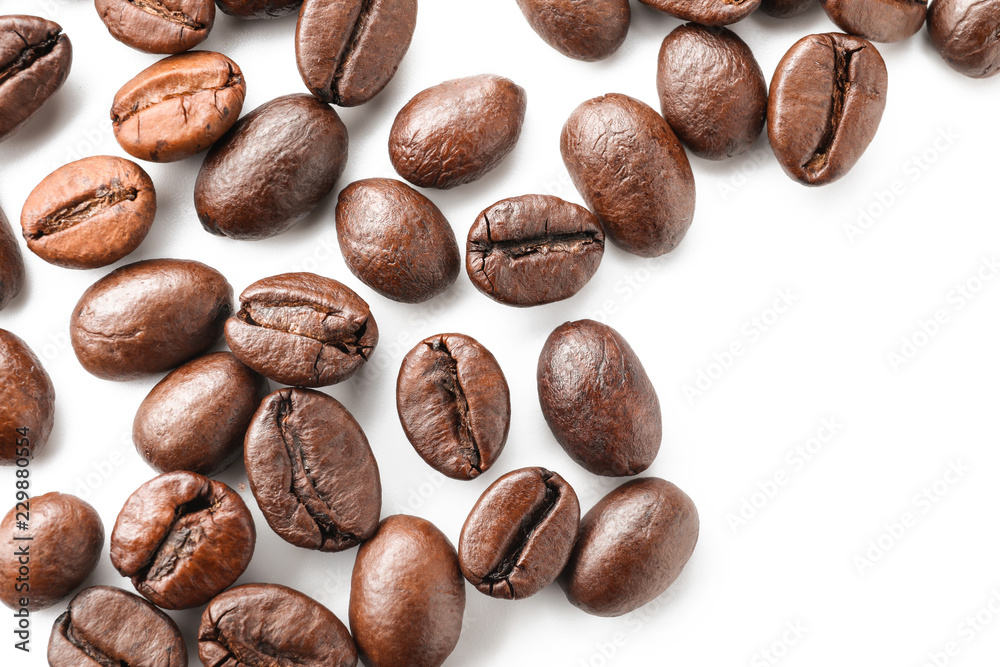 Naklejka premium Roasted coffee beans on white background