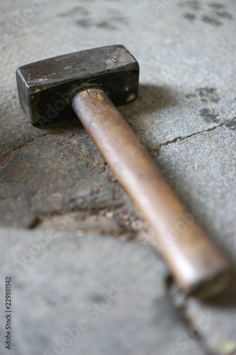 Alter Hammer auf Boden liegend