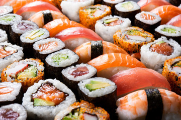 Gordijnen Sushi bar Uitgebreid sushi buffet arrangement  © Rido