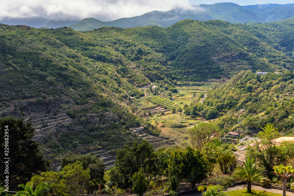 Widok na zieloną dolinę z punktu widokowego de Juego de Bolas La Gomera