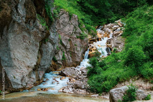 Corso d'acqua tra le rocce lungo il sentiero della gola dell'infernaccio