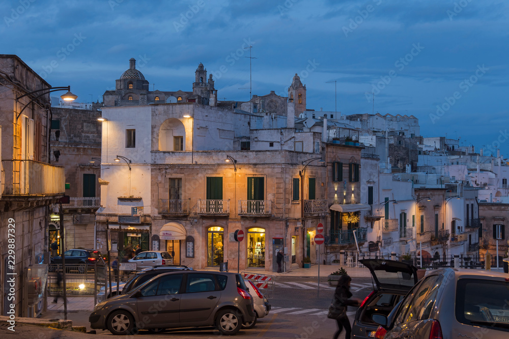 Fototapeta premium Ostuni apulien italien stadt ansicht cityscape citta apulia italia sunset lifestyle dämmerung