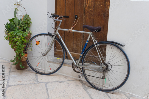 Polignano mare apulien italien stadt ansicht meer cityscape citta apulia italia rad bicycle fahrrad lifestyle retro