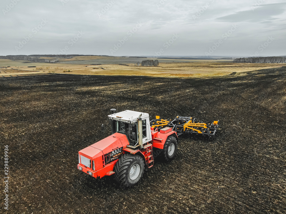Obraz premium Widok z lotu ptaka ciągnika na polu uprawnym