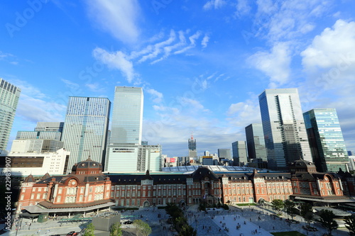赤レンガ造の東京駅全景と高層ビル群