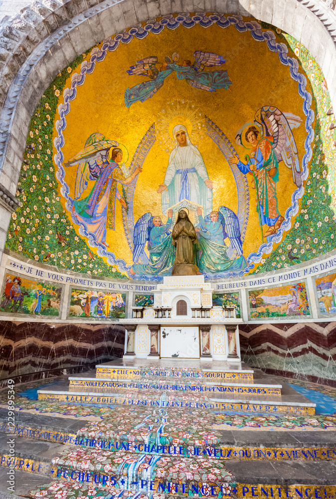 Lourdes, chapelle extérieure de Sainte Bernadette 