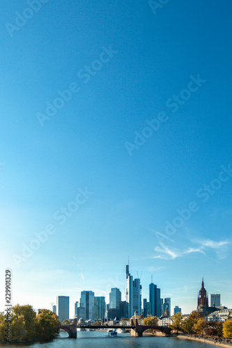 Skyline Frankfurt, Herbst und blauer Himmel