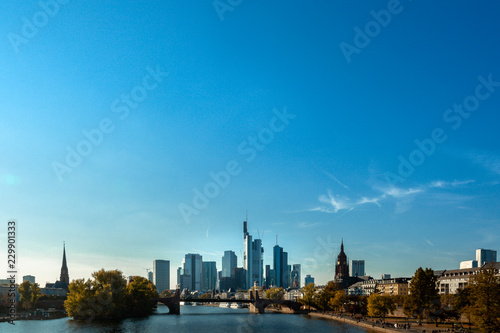 Skyline Frankfurt  Herbst und blauer Himmel