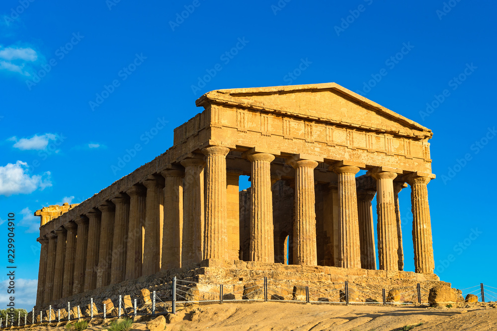 Fototapeta premium Temple of Concordia, located in the park of the Valley of the Temples in Agrigento, Sicily, Italy