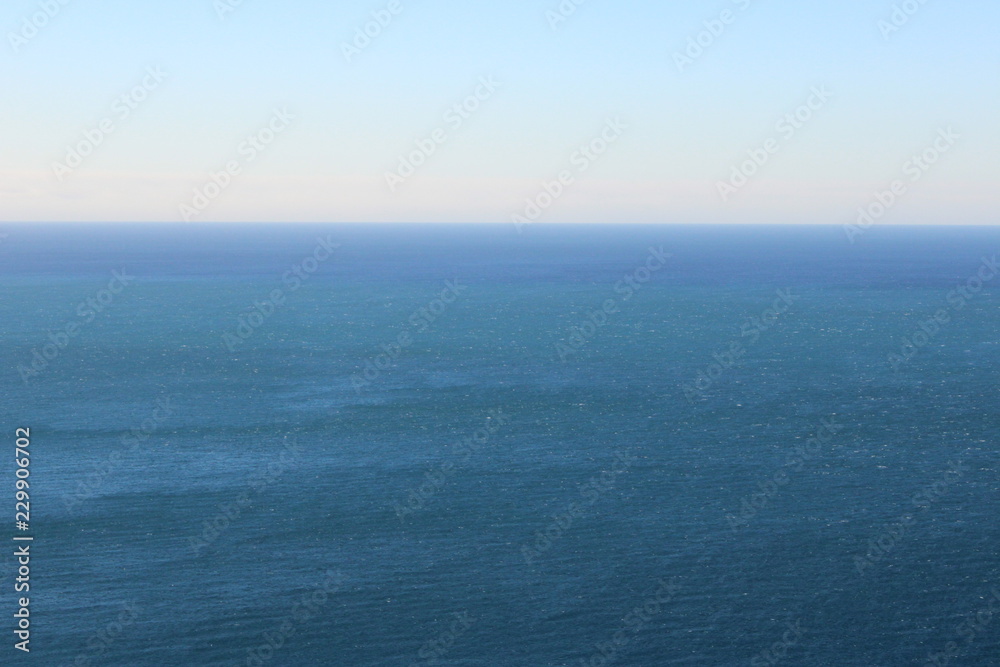 Mare agitato azzurro dominante con flutti