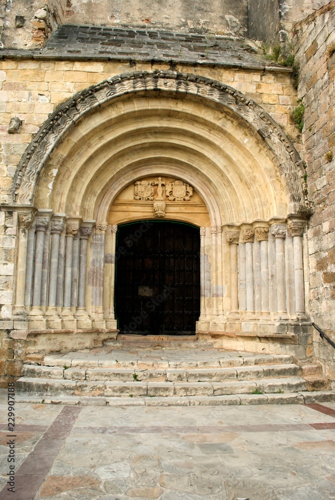 Puertas medievales del Castillo de San Vicente de la Barquera en Cantabria