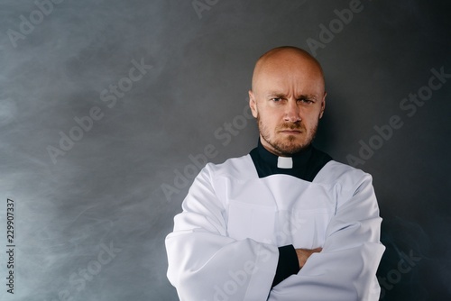 Fotografi Priest in white surplice and black shirt with cleric collar
