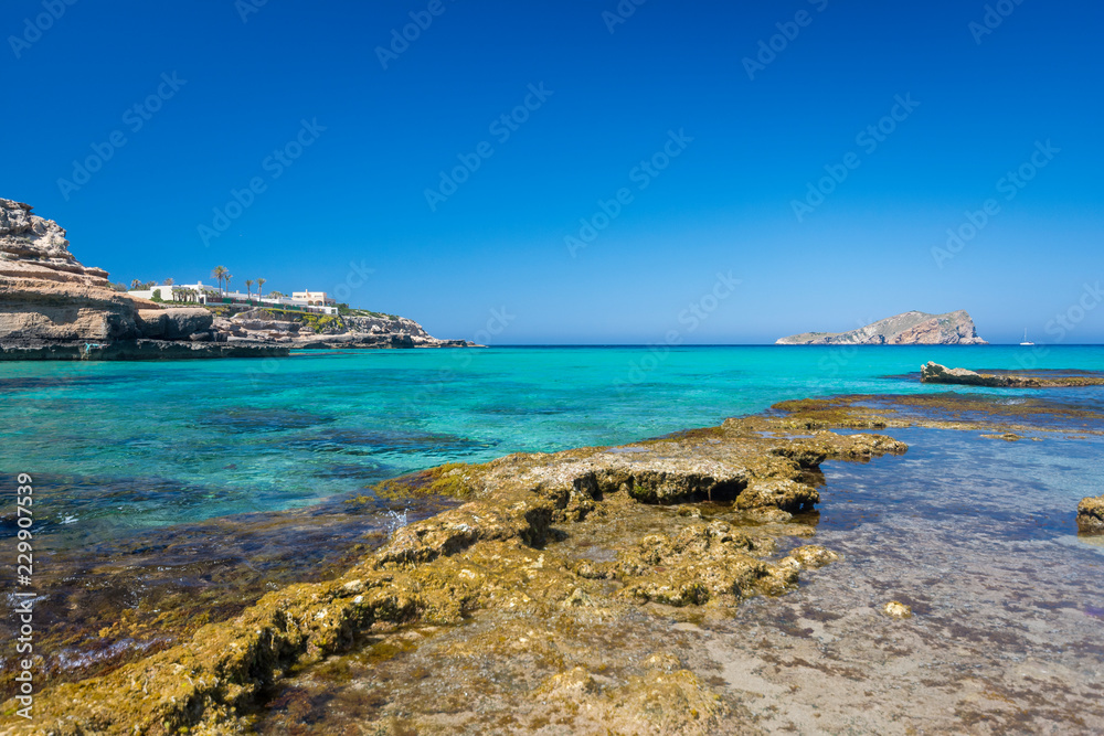 Ibiza - Cala Comte, Blick von der Cala Escondida über das Meer zur Insel .Illa Conillera