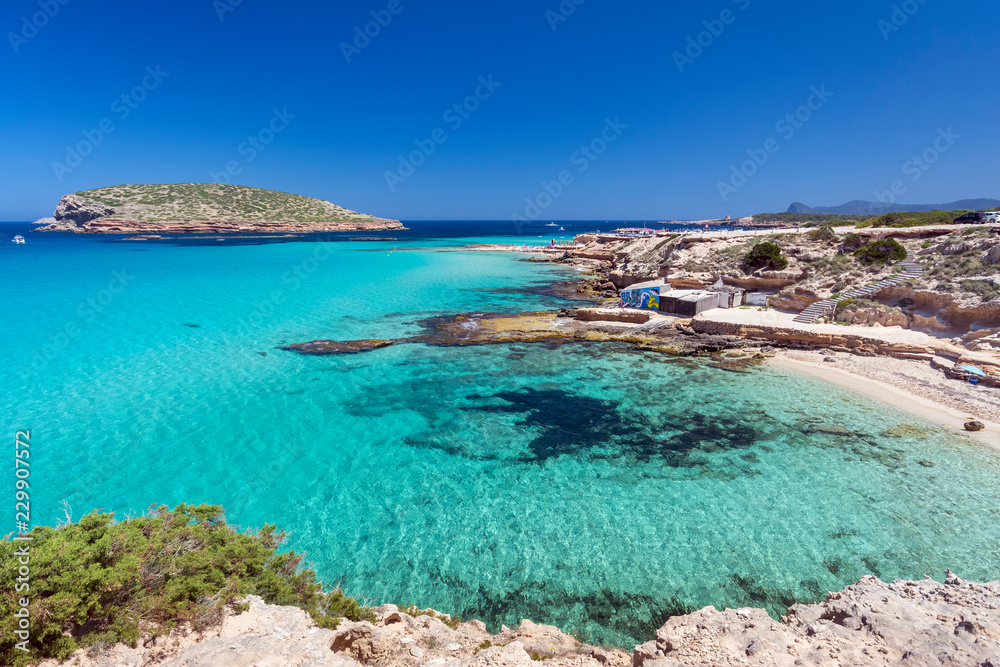 Ibiza - Cala Comte, Blick auf die Cala Escondida und über das Meer zur Cala Comte mit der Insel Illa des Bosc