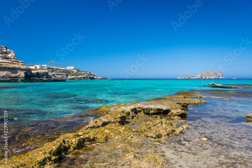 Ibiza - Cala Comte, Blick von der Cala Escondida über das Meer zur Insel .Illa Conillera
