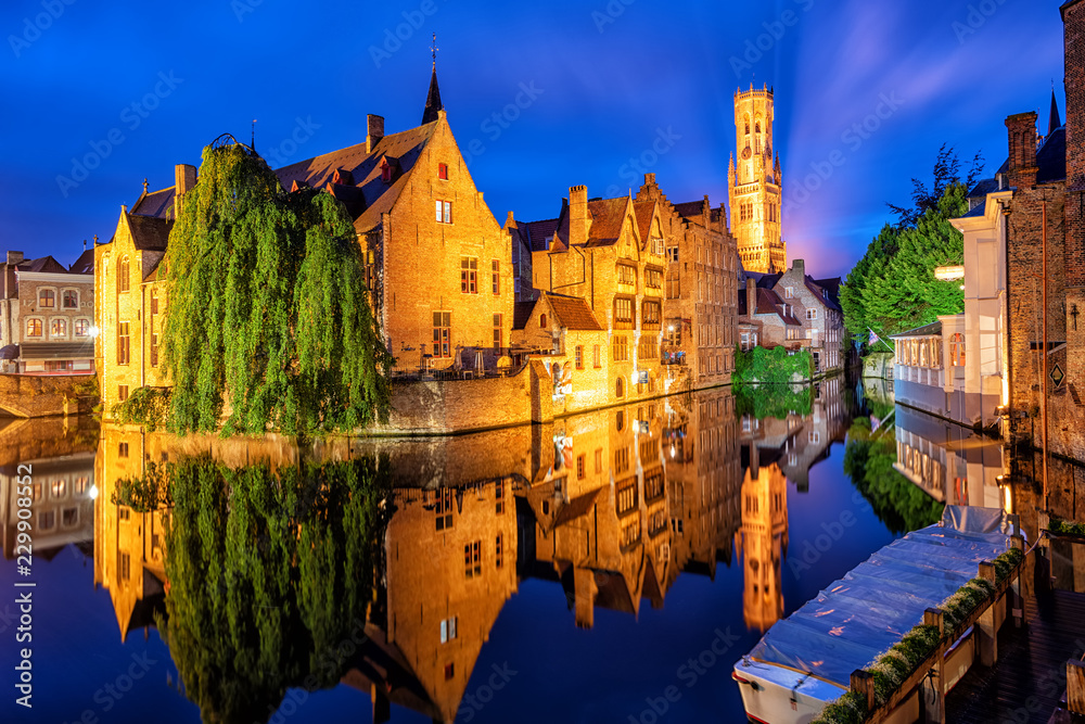 Fototapeta premium Historyczne Stare Miasto w Brugii, Belgia, wpisane na Listę Światowego Dziedzictwa Kultury UNESCO
