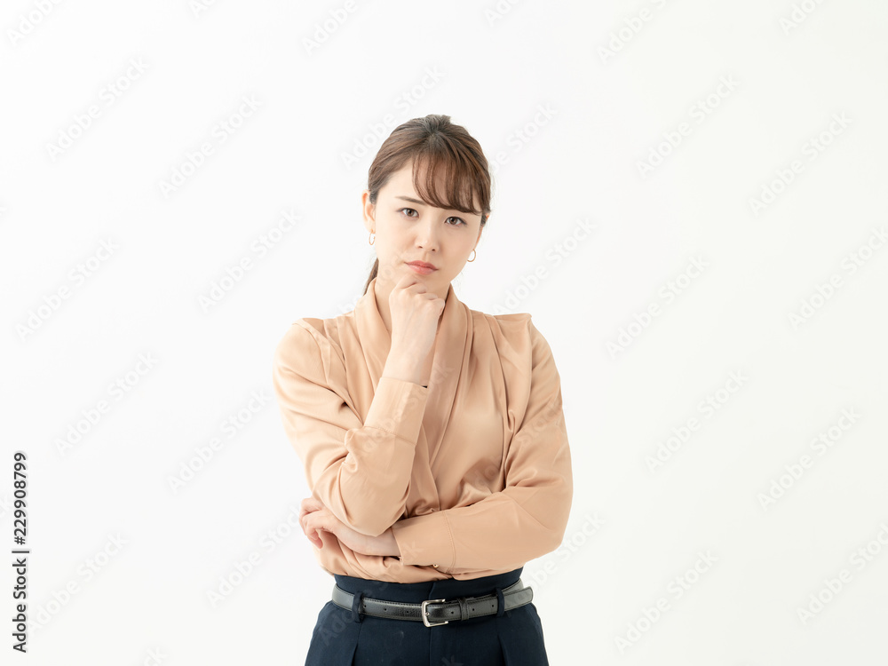 悩む若い女性 悩む若い女性