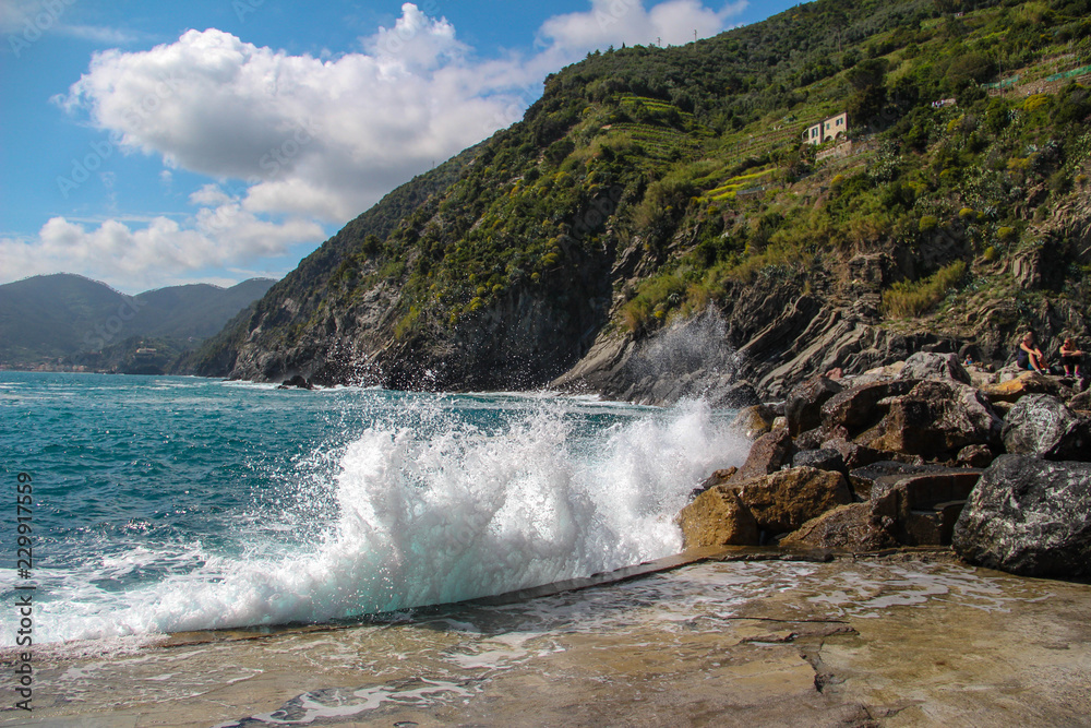 Obraz premium Wave breaking in wall