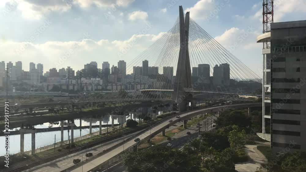 time lapse da ponte estaiada com carros e rio