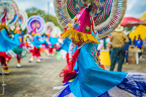 danzantes mexico mexicanos de atempan puebla colores capas quetzales flecos penachos photo