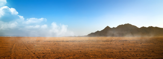 Crédence de cuisine Afrique Sommets montagneux au lever du soleil  © Givaga