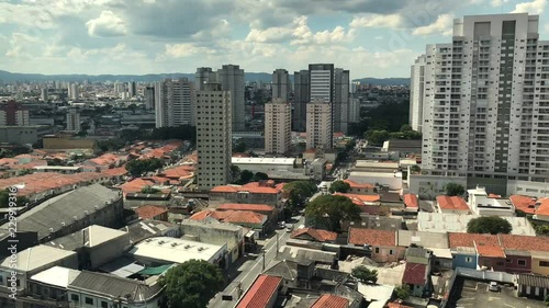 time lapse com predios e carros a tarde