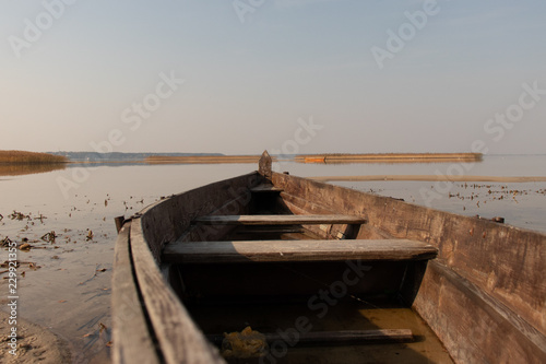 Φωτογραφία old fishing boat on the beach