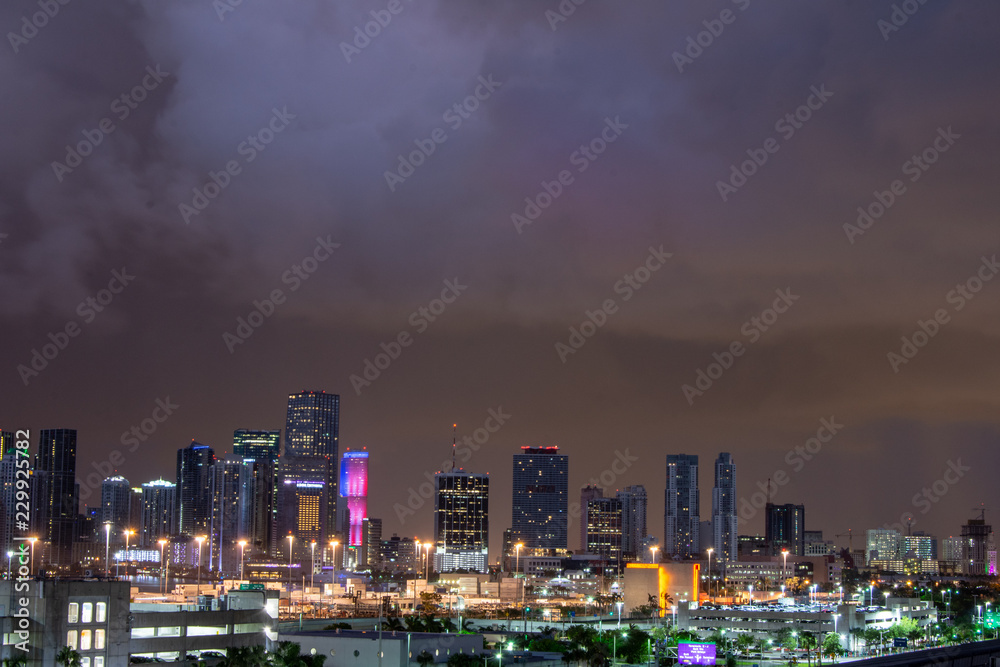 Fototapeta premium purpurowa mgiełka nad centrum miami na florydzie w wczesny letni poranek
