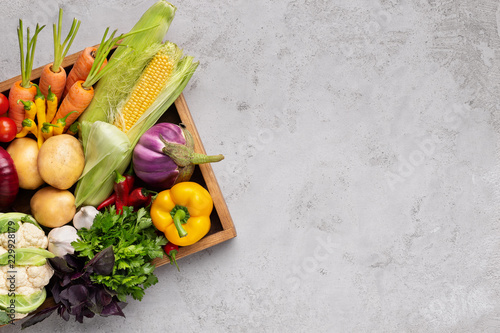 Εκτύπωση καμβά Fresh organic vegetables in wooden box on gray
