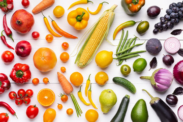 Papier peint photo Légumes Composition arc-en-ciel fruits et légumes  © Prostock-studio