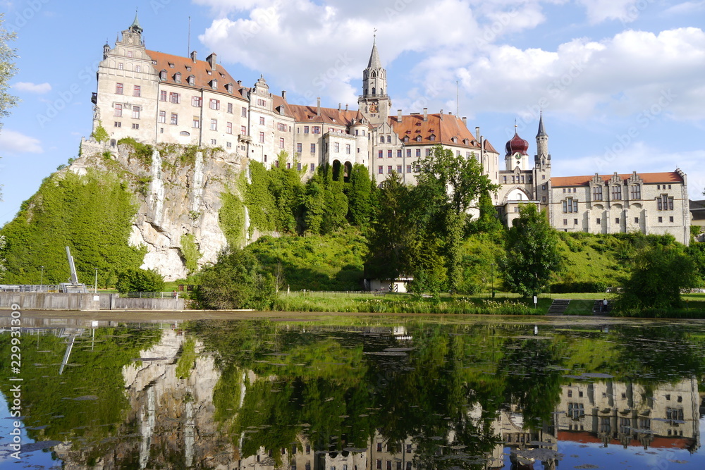 Schloss Sigmaringen mit Spiegelung im Wasser