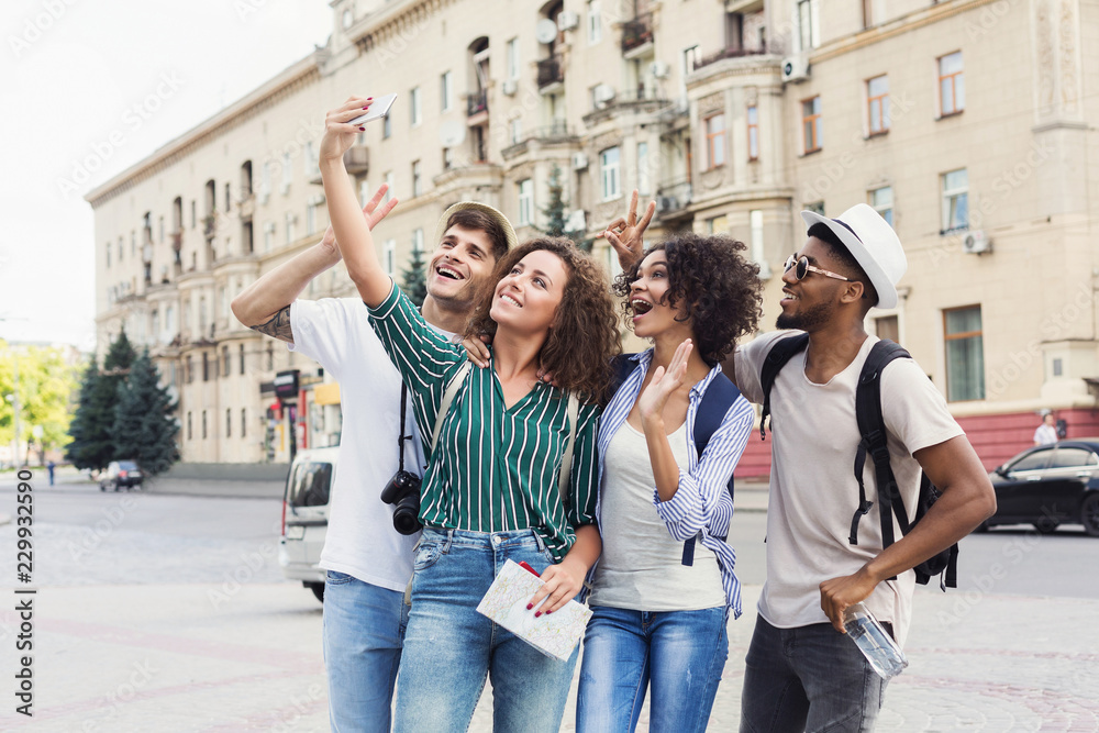 Obraz premium Multiracial friends tourists making selfie in city
