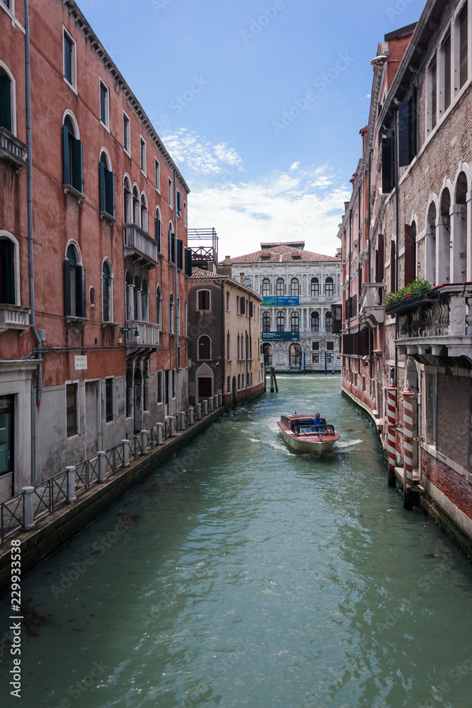 Boot fährt durch Venedig Kanal 