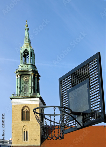 Berlin, Marienkirche und Basketballkorb