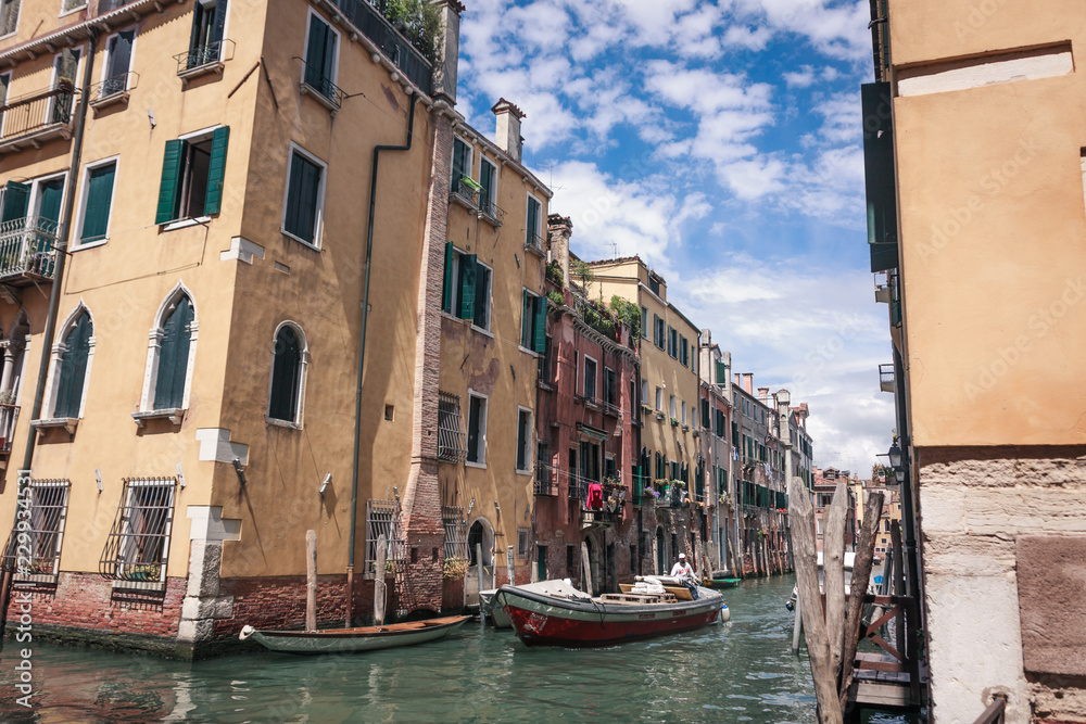 Boot und Kanal in Venedig