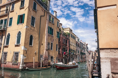 Boot und Kanal in Venedig © Irina
