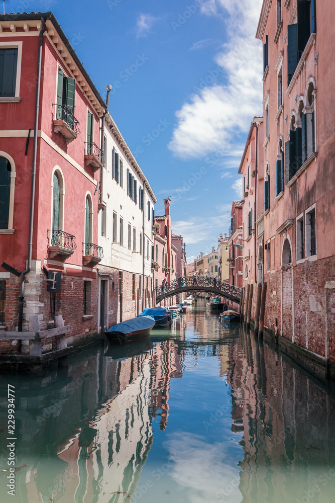 Blick auf Kanal und Brücke in Venedig
