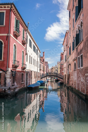 Blick auf Kanal und Brücke in Venedig © Irina