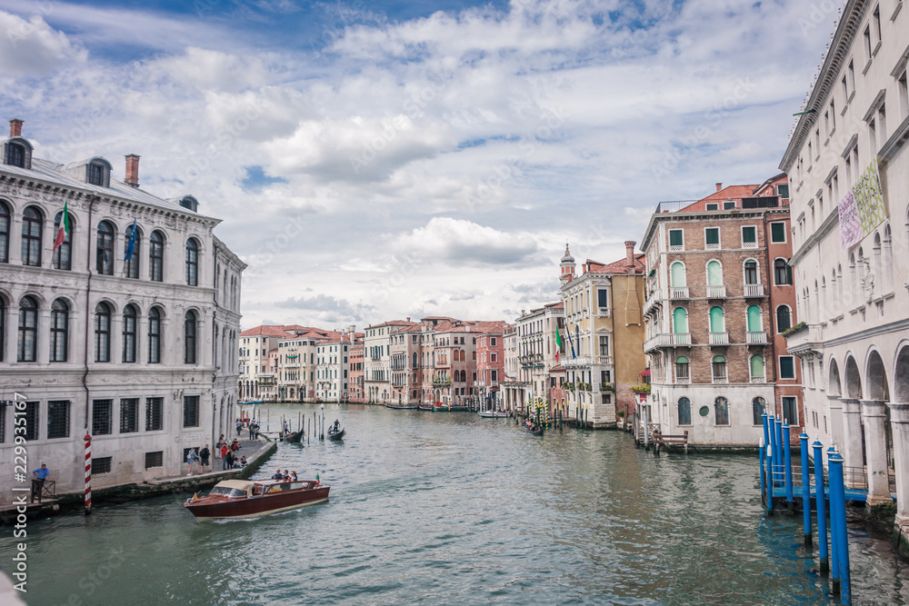 Blick auf Venedig Kanal Blauer Himmel