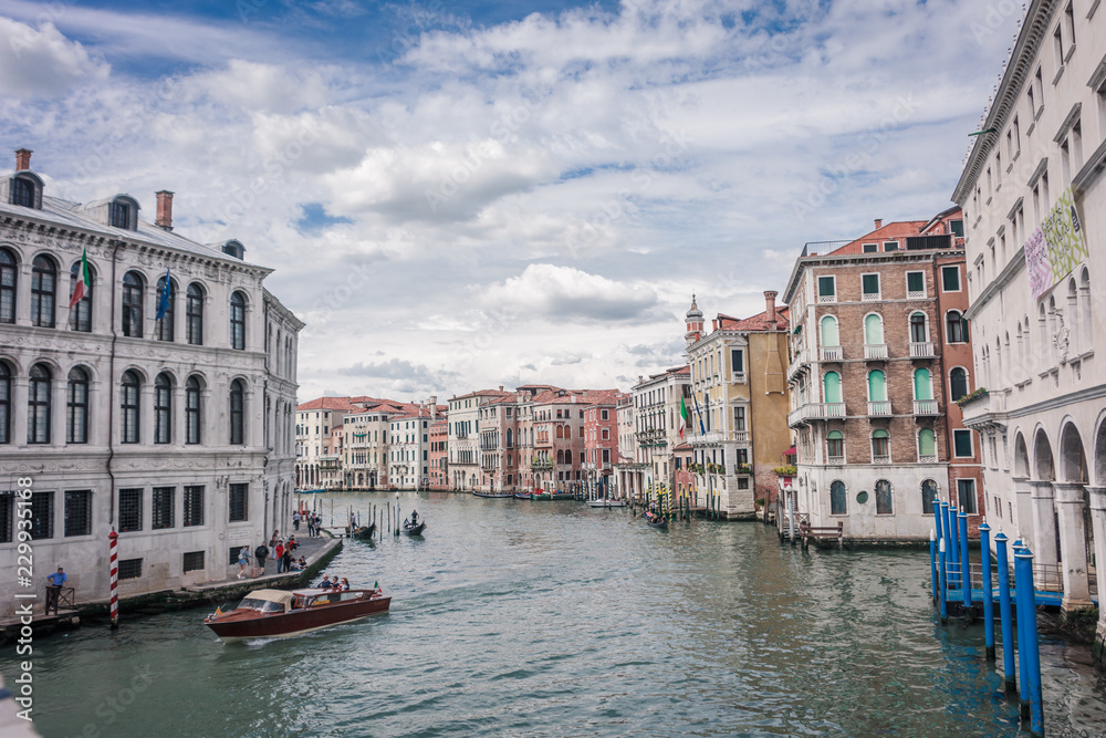 Blick auf Venedig Kanal Wunderschöner Blauer Himmel