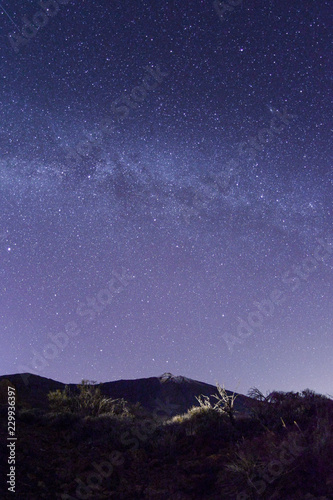 Vulkan Berg unter der Milchstraße und vielen Sternen © kentauros