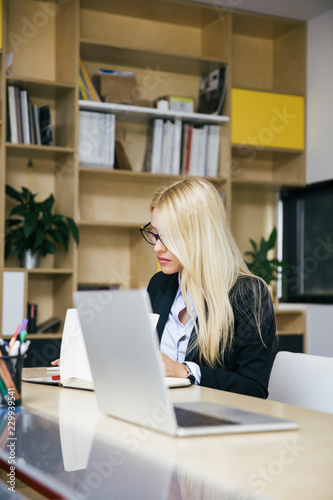 Attractive blond businesswo...